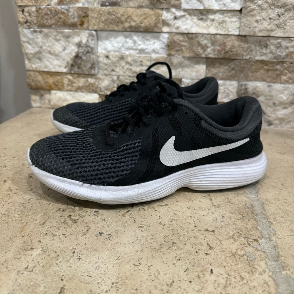 Nike Kids Black and White Running Shoes Boys Size 6.5Y